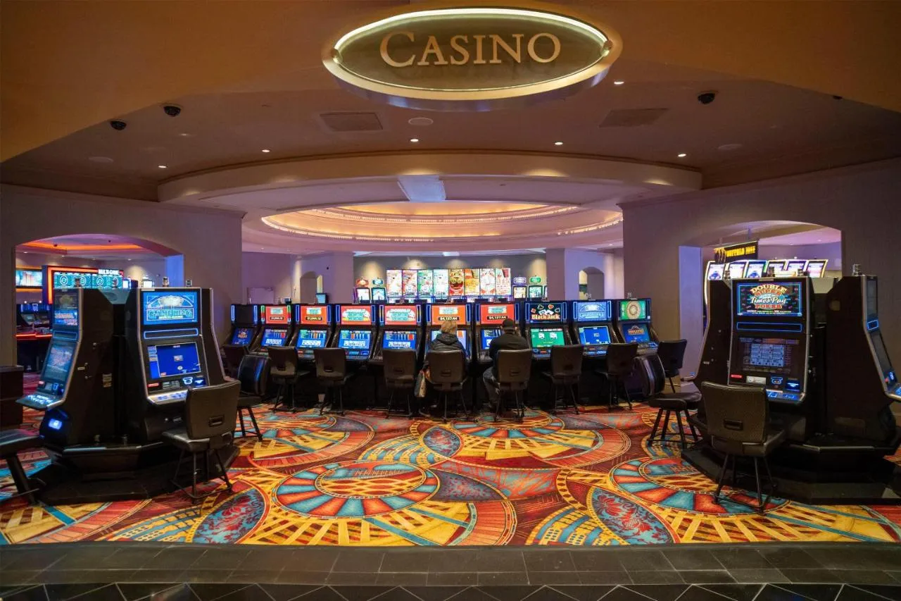 Coastal arrival planning for a seaside casino-resort stay
